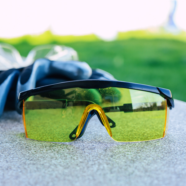 Lunettes de sécurité jaune chez Les P'ti Opticiens à Chambéry, Chasse-sur-Rhône et Bourg-lès-Valence